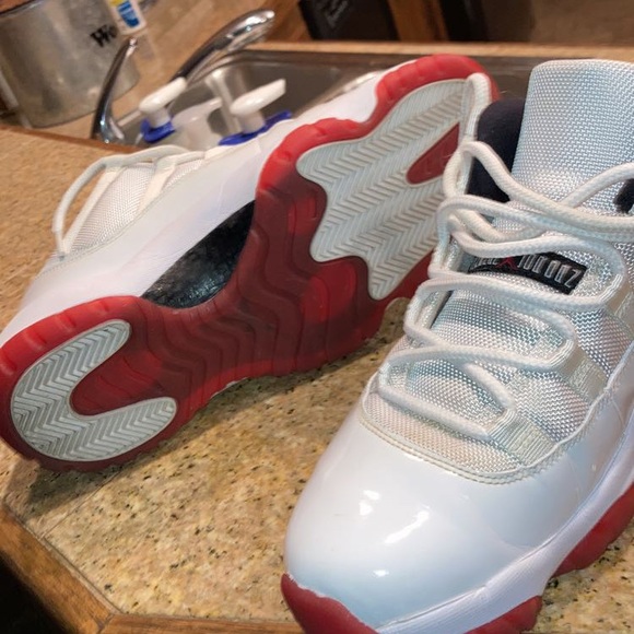 Jordan 11 retro low cheery bottems - Picture 2 of 4